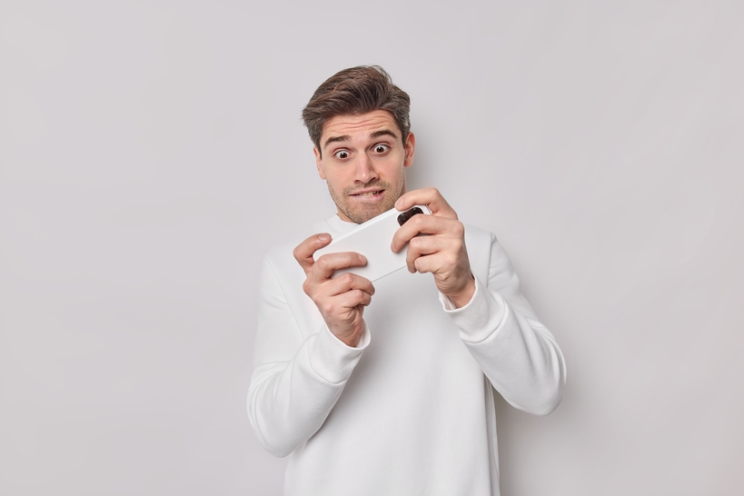 How to Improve Reflexes in Snake.io: Best Tips to Get Better 1 A man playing something on a phone